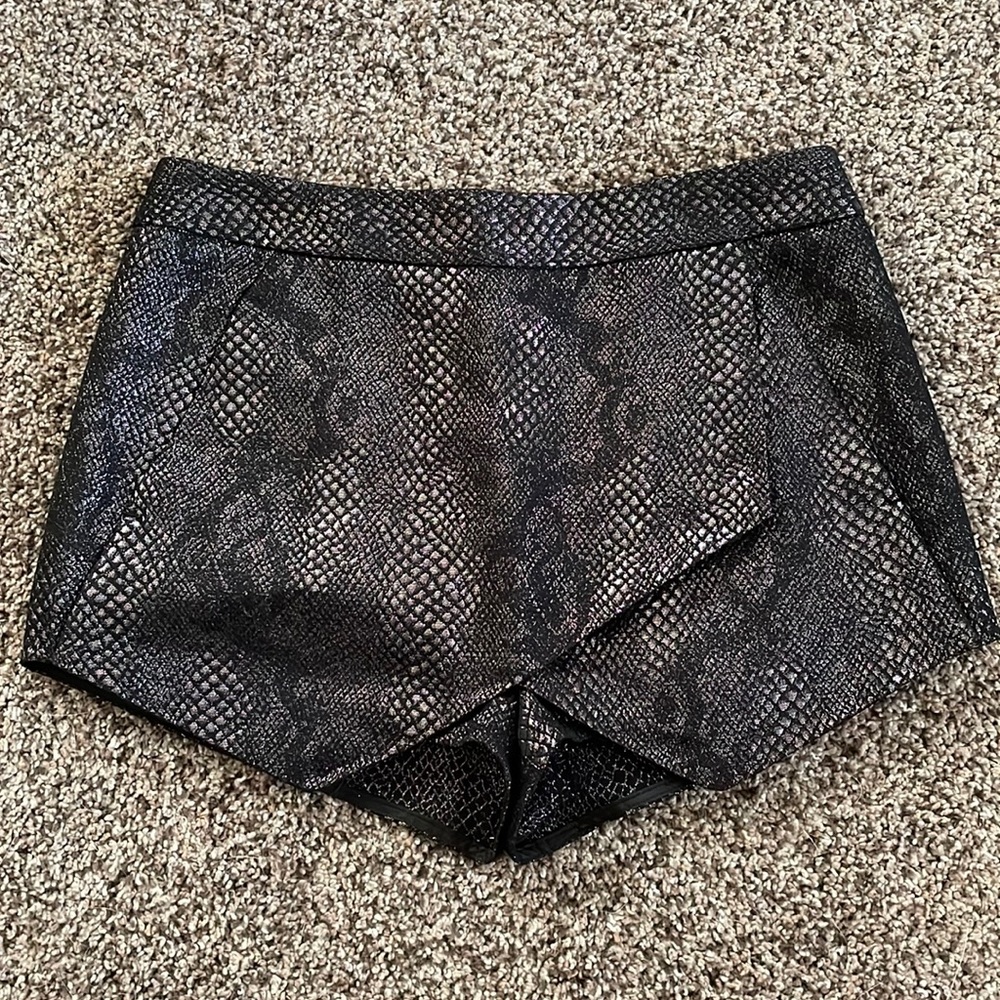 Express Women’s Black and Silver Printed Skort Size 2